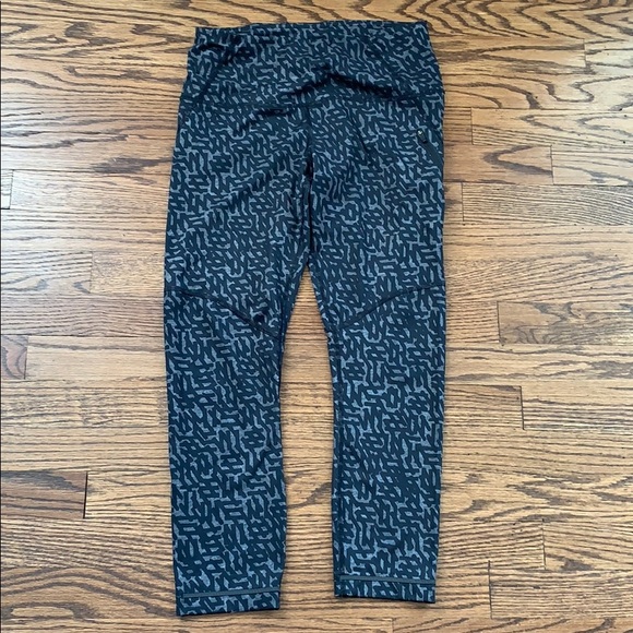 Grey & Black print Size 6 Lululemon Crop - Picture 2 of 7